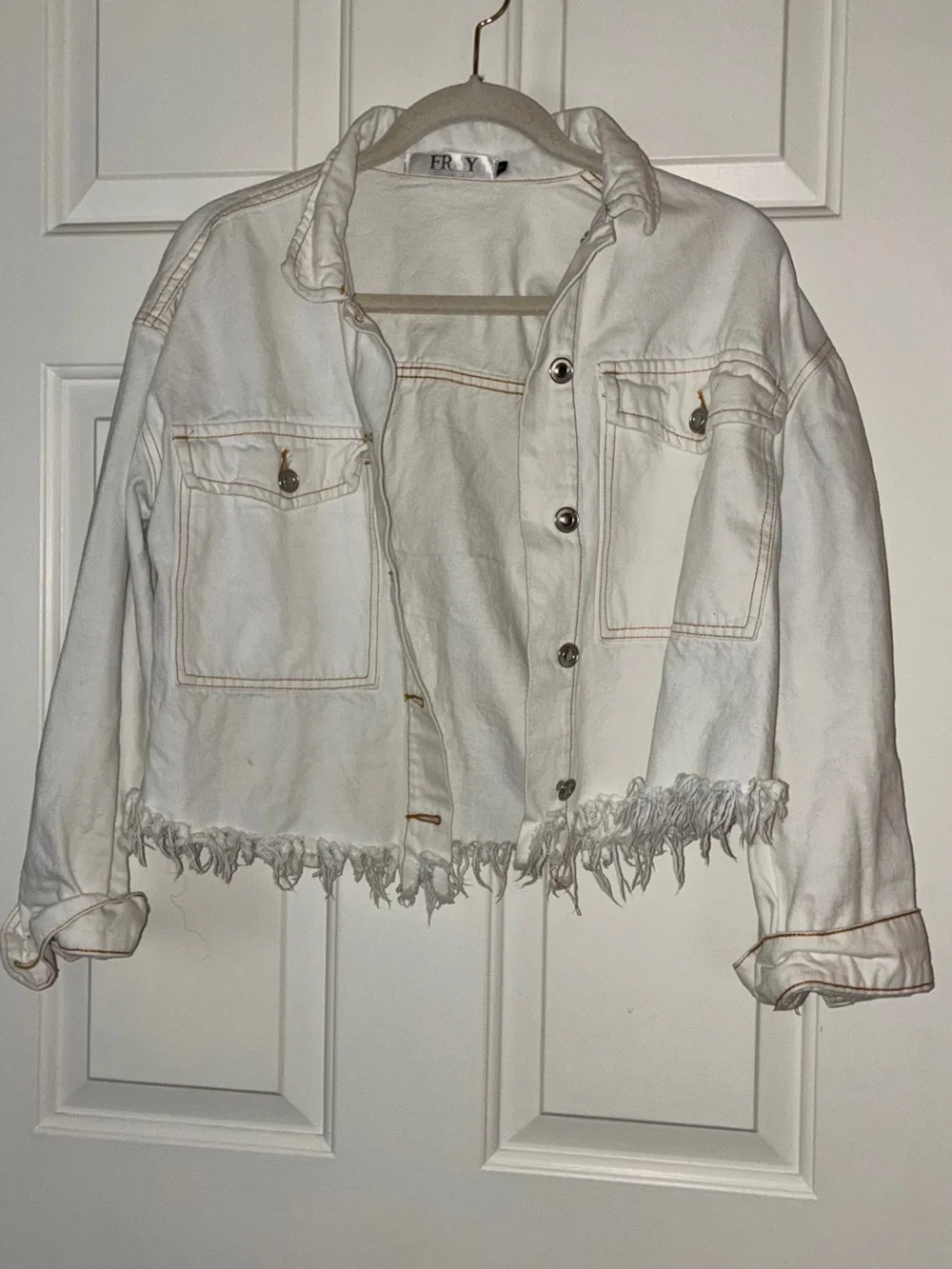 Fray‎ white denim jacket featuring raw fringe bottom hem. Sz S